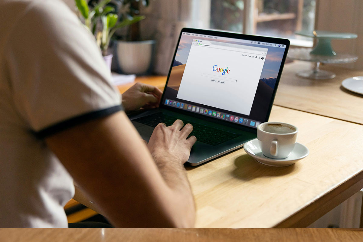 Consultant SEO travaillant sur une stratégie de référencement